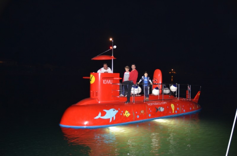 Eksplorowanie dna morskiego mini-łodzią podwodną