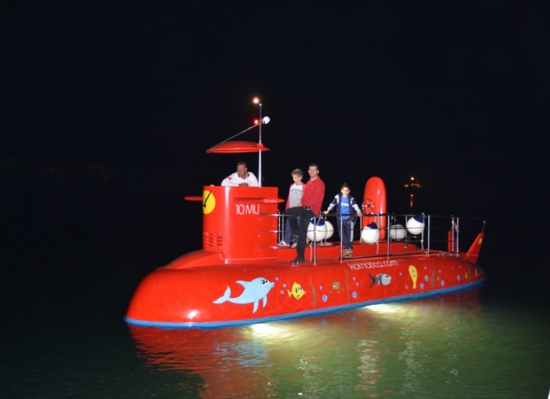 Eksplorowanie dna morskiego mini-łodzią podwodną